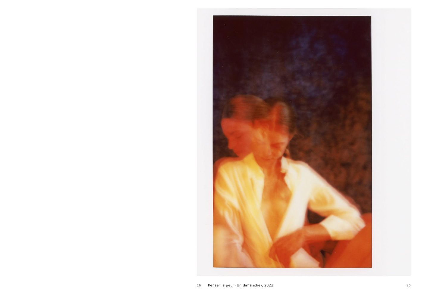 Penser la peur, Un dimanche, 2023, a blurred colour portrait crossed by red light